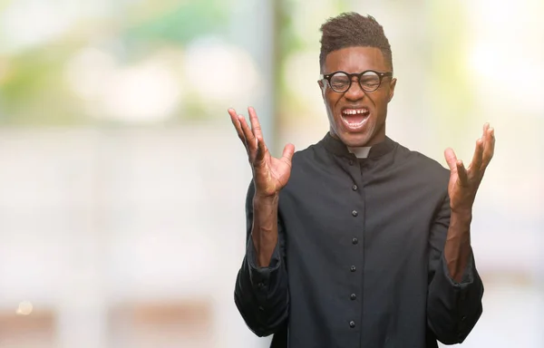 Młody Kapłan African American Mężczyzna Białym Tle Obchodzi Szalony Szalony — Zdjęcie stockowe