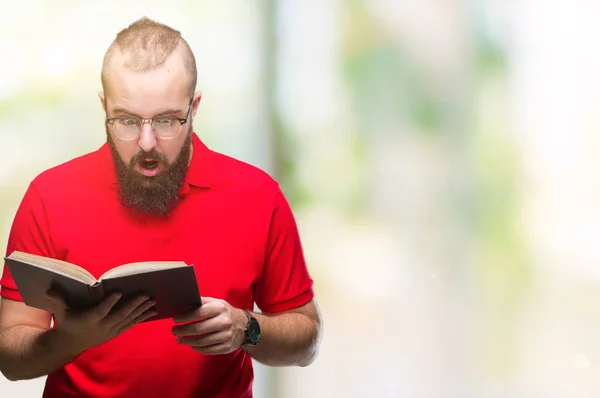 Young Hipster Man Wearing Glasses Reading Book Isolated Background Scared — Stock Photo, Image