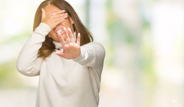 Schöne Erwachsene Frau Mittleren Alters Die Winterpullover Über Isoliertem Hintergrund — Stockfoto