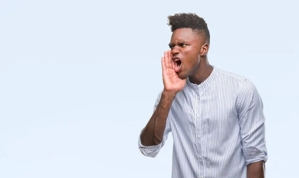 Afrikalı Amerikalı Genç Bağırarak Ağzı Üzerinde Ile Yan Için Çığlık — Stok fotoğraf