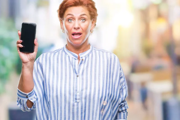 Korzystna Starszy Rude Kaukaski Kobieta Pokazując Ekran Smartfona Białym Tle — Zdjęcie stockowe