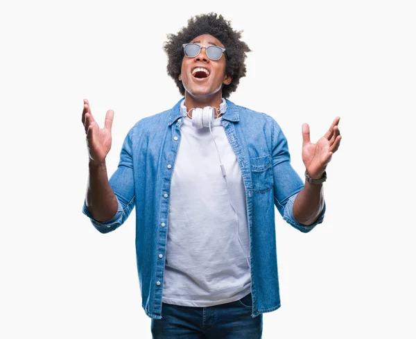 美国黑人男子戴着耳机听音乐在孤立的背景下疯狂和疯狂的呼喊和激烈的表达和武器提出大喊大叫 挫折概念 — 图库照片