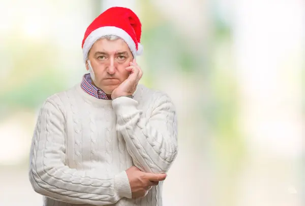 英俊的老人戴着圣诞帽子在孤立的背景思维看累了 无聊与交叉胳膊抑郁症问题 — 图库照片