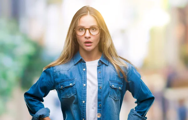 Joven Hermosa Mujer Rubia Con Gafas Sobre Fondo Aislado Asustado —  Fotos de Stock