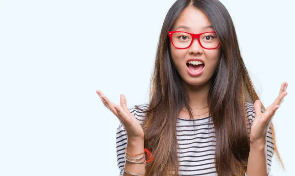 Jonge Aziatische Vrouw Bril Geïsoleerd Achtergrond Vieren Gek Verbaasd Voor — Stockfoto