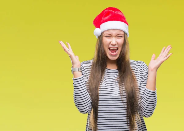 若い美しい白人女性にクリスマスの帽子をかぶっては 背景を祝う怒って叫んで調達とクローズの目が興奮して腕を成功のために狂気を分離しました 勝者の概念 — ストック写真