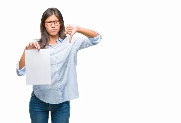 Młoda Azjatka Kobieta Białym Tle Trzymając Papier Blank Gniewną Twarz — Zdjęcie stockowe