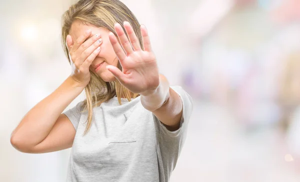 Mulher Bonita Jovem Sobre Fundo Isolado Cobrindo Olhos Com Mãos — Fotografia de Stock