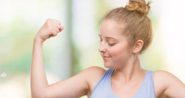 Mujer Rubia Joven Mostrando Los Brazos Músculos Sonriendo Orgulloso Concepto —  Fotos de Stock