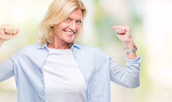 Blonde Vrouw Van Middelbare Leeftijd Geïsoleerde Achtergrond Armen Spieren Glimlachend — Stockfoto