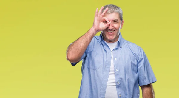 Hombre Mayor Guapo Sobre Fondo Aislado Haciendo Buen Gesto Con —  Fotos de Stock