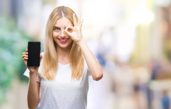 Joven Hermosa Mujer Rubia Mostrando Teléfono Inteligente Sobre Fondo Aislado — Foto de Stock