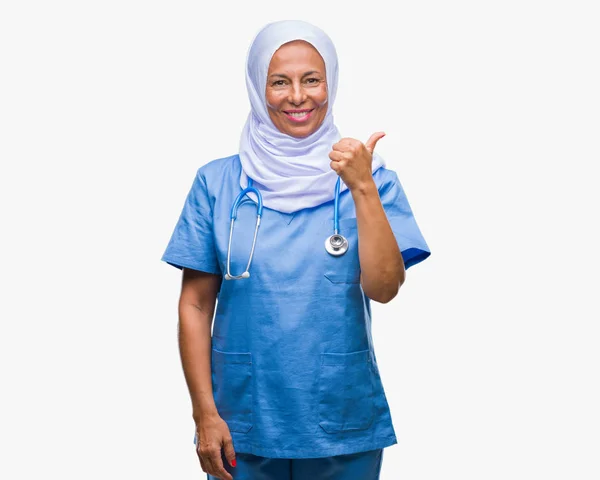 Старшая Арабская Медсестра Средних Лет Носит Хиджаб Изолированном Фоне Делает — стоковое фото