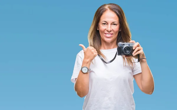 Middle Age Hispanic Woman Taking Pictures Using Vintage Photo Camera — Stock Photo, Image