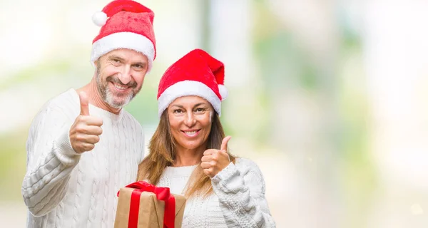 Coppia Ispanica Mezza Età Che Indossa Cappello Natale Tiene Regalo — Foto Stock