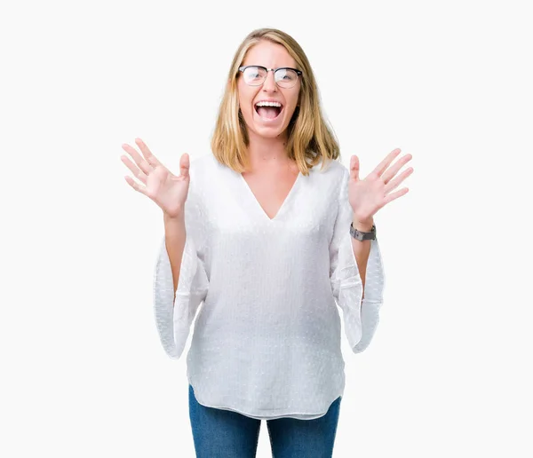 Mulher Bonita Vestindo Óculos Sobre Fundo Isolado Celebrando Louco Espantado — Fotografia de Stock