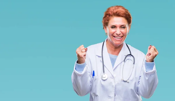 Donna Anziana Medico Caucasico Indossa Uniforme Medica Sfondo Isolato Celebrando — Foto Stock