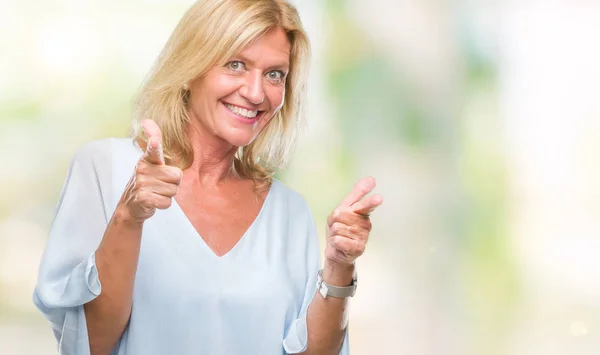 Middelbare Leeftijd Blonde Zakenvrouw Geïsoleerde Achtergrond Wijzen Vingers Naar Camera — Stockfoto