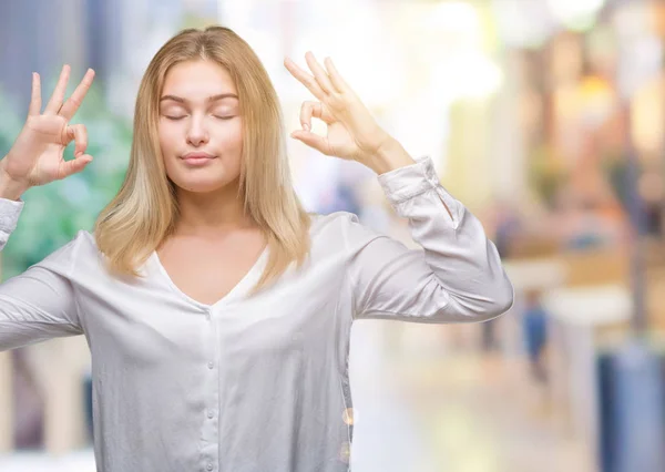 Giovane Donna Caucasica Sfondo Isolato Rilassarsi Sorridere Con Gli Occhi — Foto Stock