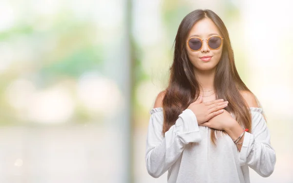 Young Asian Woman Wearing Sunglasses Isolated Background Smiling Hands Chest — Stock Photo, Image