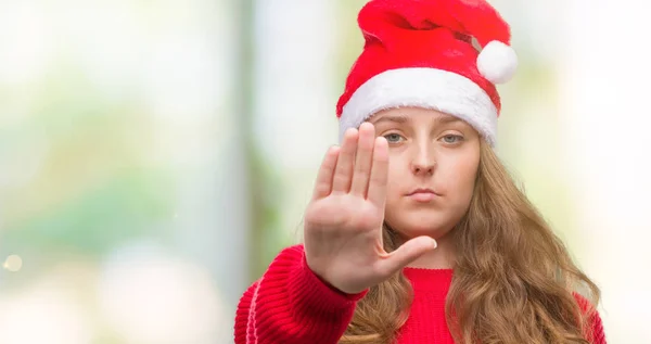 Junge Blonde Frau Mit Weihnachtsmann Hut Mit Offener Hand Macht — Stockfoto