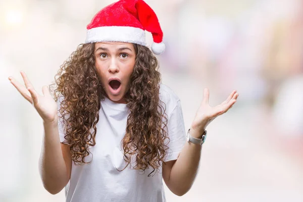 Menina Morena Jovem Usando Chapéu Natal Sobre Fundo Isolado Celebrando — Fotografia de Stock