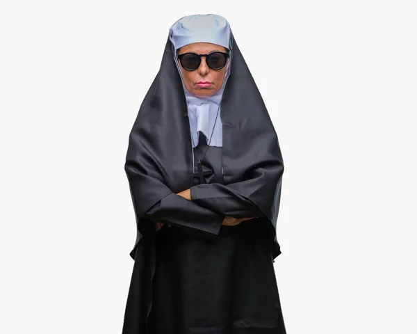 Średnim Wieku Starszy Zakonnica Katolicka Kobietę Okularach Przeciwsłonecznych Białym Tle — Zdjęcie stockowe