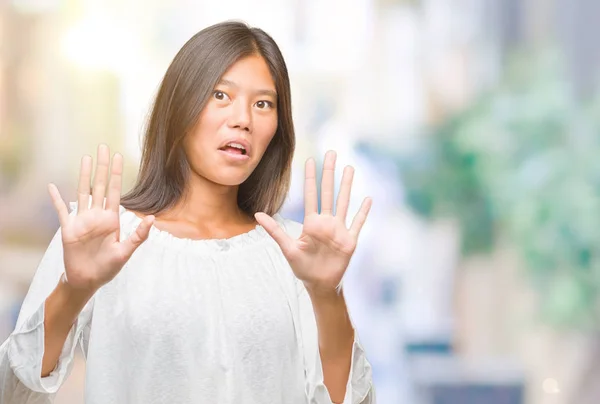 Młoda Azjatka Kobieta Białym Tle Boi Przerażony Strach Wyrażenie Stop — Zdjęcie stockowe