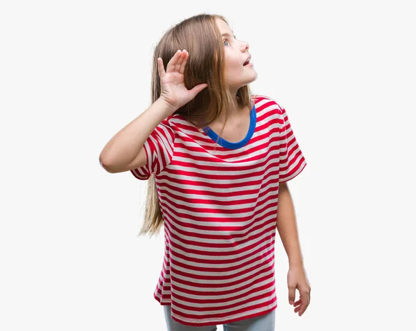 年轻美丽的女孩在孤立的背景下微笑着用手在耳朵听谣言或八卦 耳聋概念 — 图库照片