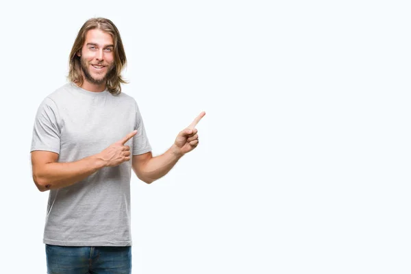 Junger Gutaussehender Mann Mit Langen Haaren Vor Isoliertem Hintergrund Lächelnd — Stockfoto