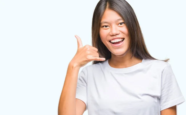 Junge Asiatische Frau Mit Isoliertem Hintergrund Lächelt Und Macht Telefongesten — Stockfoto