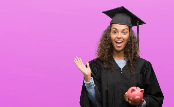 Jovem Hispânica Vestindo Uniforme Formatura Segurando Mealheiro Muito Feliz Animado — Fotografia de Stock