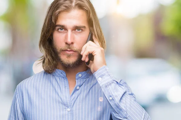 Jonge Knappe Man Met Lange Haren Geïsoleerde Achtergrond Praten Aan — Stockfoto