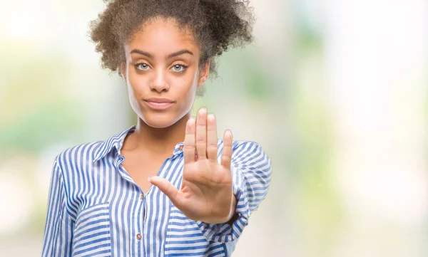 Jovem Afro Americana Sobre Fundo Isolado Fazendo Parar Cantar Com — Fotografia de Stock