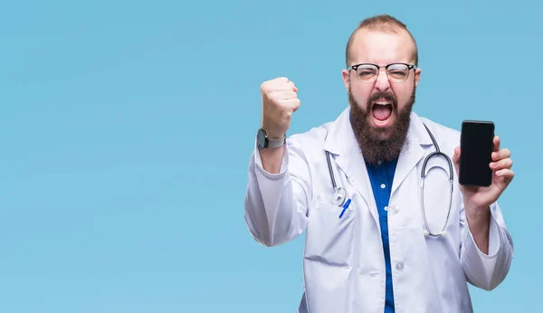 Jovem Médico Homem Mostrando Tela Smartphone Sobre Fundo Isolado Irritado — Fotografia de Stock