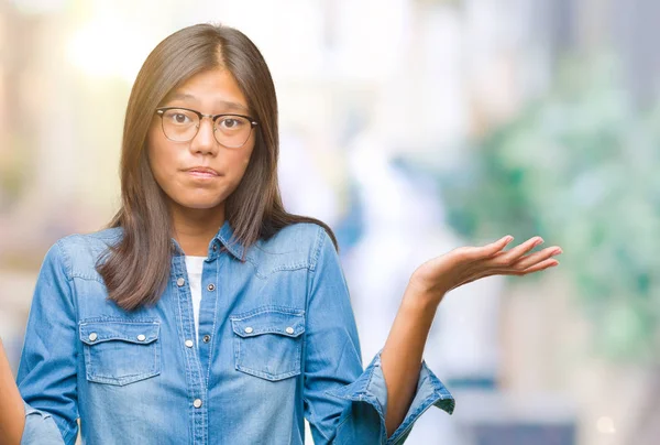 Jovem Mulher Asiática Vestindo Óculos Sobre Fundo Isolado Indolente Confuso — Fotografia de Stock