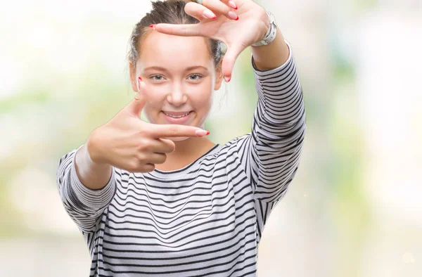 Genç Güzel Beyaz Kadın Elle Yapma Çerçeve Parmakları Ile Mutlu — Stok fotoğraf
