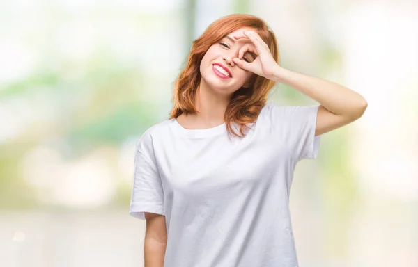 Joven Hermosa Mujer Sobre Fondo Aislado Haciendo Buen Gesto Con —  Fotos de Stock