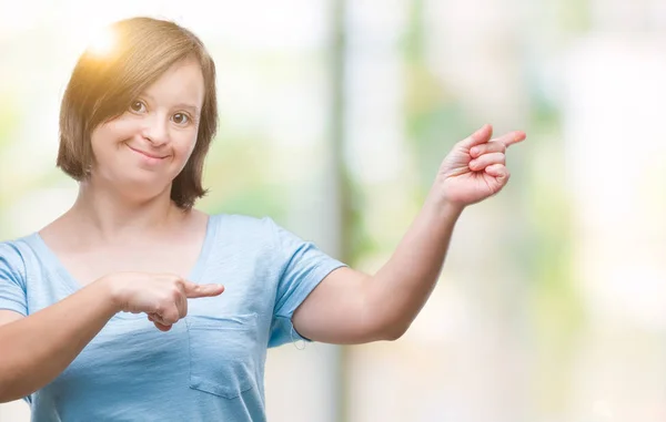 Mulher Adulta Jovem Com Síndrome Sobre Fundo Isolado Sorrindo Olhando — Fotografia de Stock