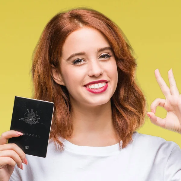 Joven Mujer Hermosa Sosteniendo Pasaporte Australia Sobre Fondo Aislado Haciendo —  Fotos de Stock