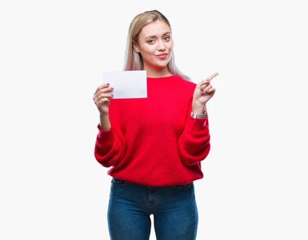 Unga Blonda Kvinnan Hålla Blankt Papperskort Över Isolerade Bakgrund Mycket — Stockfoto