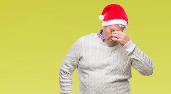 Hombre Mayor Guapo Usando Sombrero Navidad Sobre Fondo Aislado Cansado — Foto de Stock