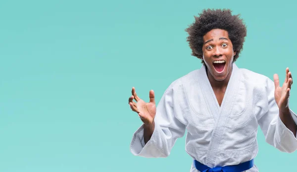 Afro Americký Muž Nosí Karate Kimono Nad Izolované Pozadí Slaví — Stock fotografie