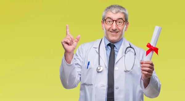 Bello Anziano Medico Uomo Possesso Carta Laurea Sfondo Isolato Sorpreso — Foto Stock