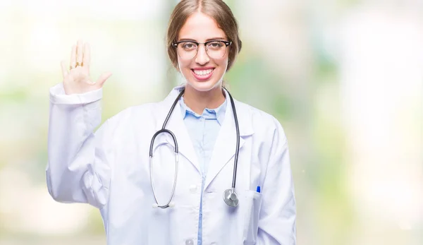 Hermosa Joven Doctora Rubia Vistiendo Uniforme Médico Sobre Fondo Aislado — Foto de Stock