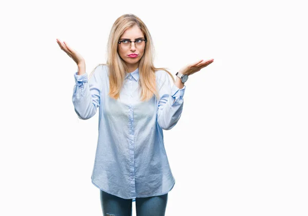 Jonge Mooie Blonde Zakenvrouw Bril Geïsoleerde Achtergrond Clueless Verward Expressie — Stockfoto