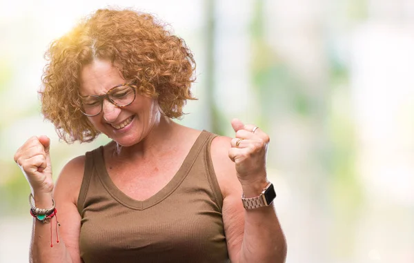 Femme Hispanique Moyen Âge Portant Des Lunettes Sur Fond Isolé — Photo