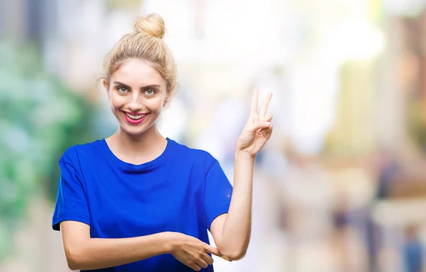 Joven Hermosa Rubia Azul Ojos Mujer Vistiendo Camiseta Azul Sobre — Foto de Stock