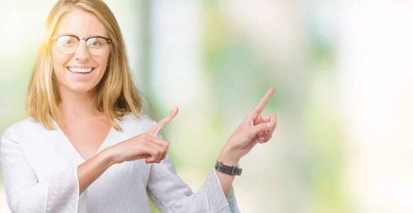 Mulher Bonita Usando Óculos Sobre Fundo Isolado Sorrindo Olhando Para — Fotografia de Stock