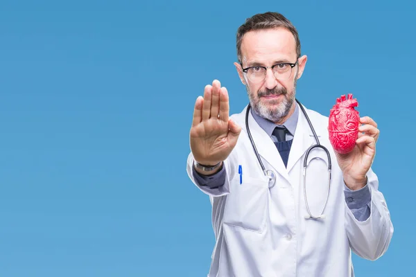 Średnim Wieku Starszy Kardiolog Sędziwy Doktor Człowieka Posiadającego Serce Białym — Zdjęcie stockowe